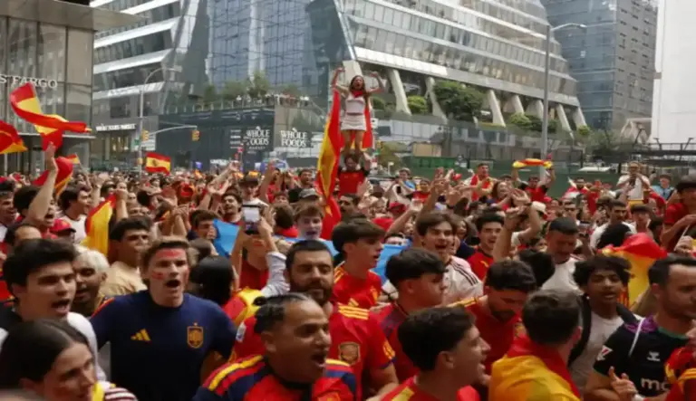 FOTOGRAFÍA. NUEVA YORK (ESTADOS UNIDOS DE AMÉRICA, EEUU, 18 DE JULIO DE 2026. España-Argentina: La pasión desatada en rincones españoles y argentinos. Aficionados de la selección de España se reúnen a un día de la final del Mundial de la FIFA 2026 ante Argentina en Nueva York (Estados Unidos de América, EEUU). Efe