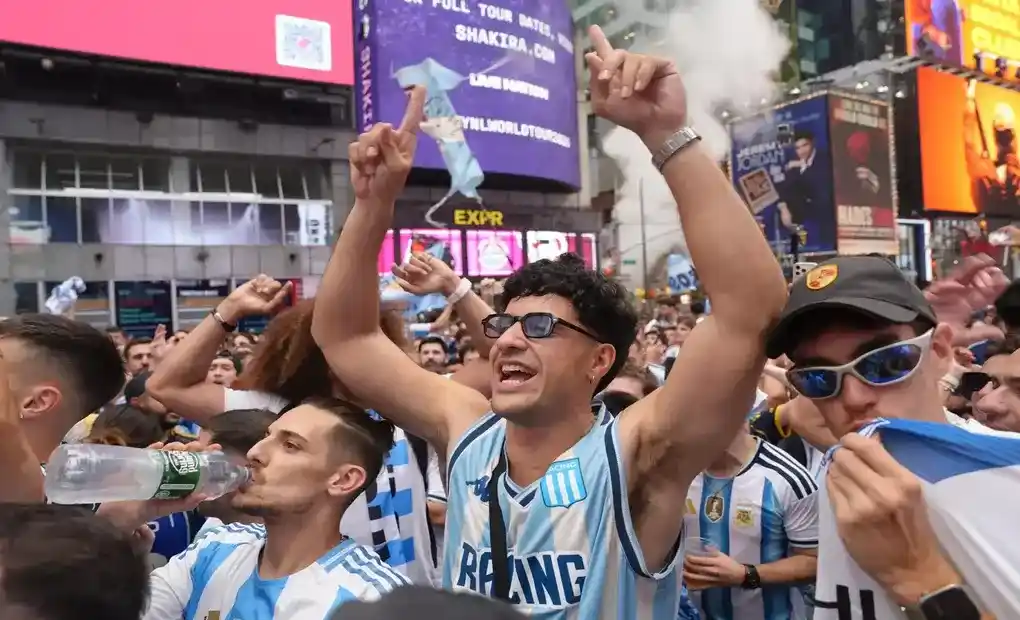 FOTOGRAFÍA. NUEVA YORK (ESTADOS UNIDOS DE AMÉRICA, EEUU, 18 DE JULIO DE 2026. España-Argentina: La pasión desatada en rincones españoles y argentinos. Aficionados de Argentina participan en un banderazo previo a la final de Mundial de la FIFA 2026 en Nueva York (Estados Unidos de América, EEUU). Efe