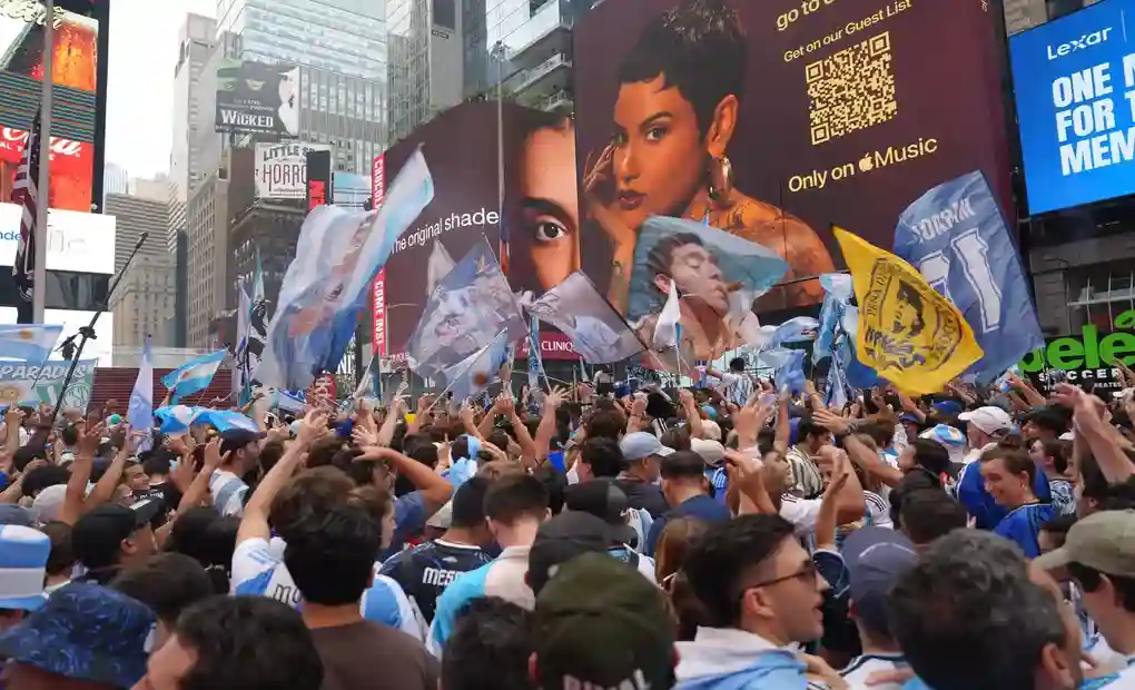 FOTOGRAFÍA. NUEVA YORK (ESTADOS UNIDOS DE AMÉRICA, EEUU, 18 DE JULIO DE 2026. España-Argentina: La pasión desatada en rincones españoles y argentinos. Aficionados de Argentina participan en un banderazo previo a la final de Mundial de la FIFA 2026 en Nueva York (Estados Unidos de América, EEUU). Efe