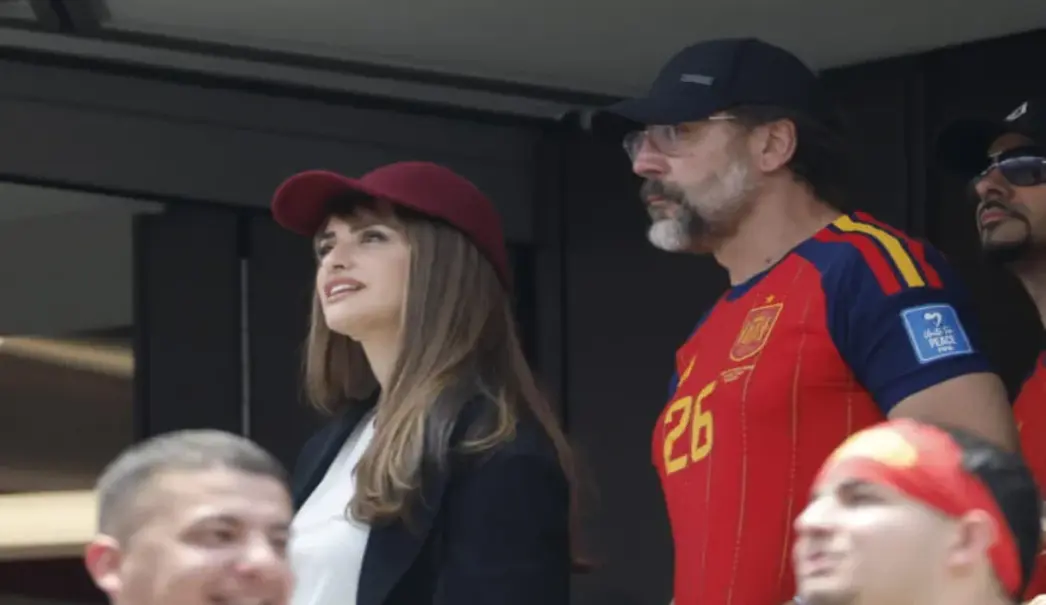 FOTOGRAFÍA. INGLEWOOD (ESTADO DE CALIFORNIA) ESTADOS UNIDOS DE AMÉRICA, EEUU, 10 DE JULIO DE 2026. España-Bélgica: Presentes Penélope Cruz, Brad Pitt y Tate McRae. La actriz española Penélope Cruz (i) y el actor español Javier Bardem asisten este viernes, a un partido de cuartos de final del Mundial de la FIFA 2026 entre España y Bélgica en el estadio SoFi en Inglewood (Estado de California) Estados Unidos de América, EEUU. Efe