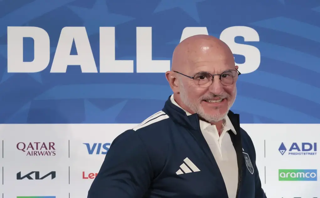 FOTOGRAFÍA. DALLAS (ESTADOS UNIDOS DE AMÉRICA, EEUU), 13 DE JULIO DE 2026. España-Francia: Luis de la Fuente se inspira en el Imperio Romano. El seleccionador de España, Luis de la Fuente, sonríe en una rueda de prensa previa al partido de semifinales del Mundial 2026 entre Francia y España en Dallas (Estados Unidos de América EEUU). Efe