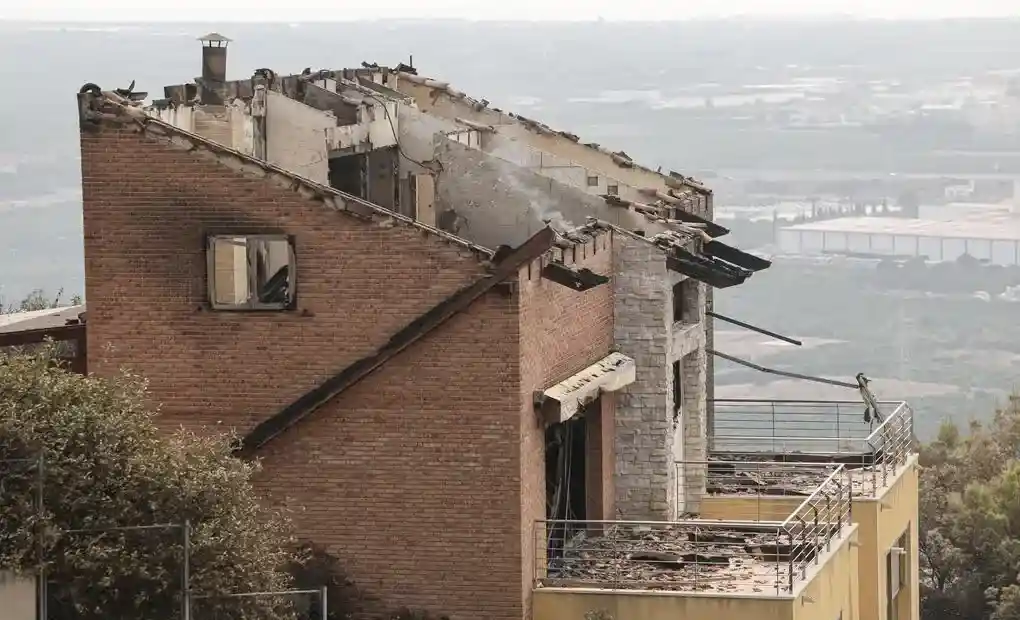 FOTOGRAFÍA. LA VILAVELLA (CASTELLÓN) COMUNIDAD VALENCIANA (ESPAÑA), 26 DE JULIO DE 2026. España afronta nuevos incendios, fuegos de Sexta Generación o Megaincendios. Vista de una casa quemada en la zona residencial Santa Bárbara, en la localidad de La Vilavella, Castellón, que ha obligado a evacuar a más de 16.000 personas. Efe