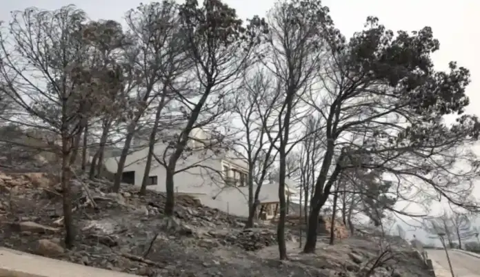España afronta nuevos incendios, fuegos de Sexta Generación o Megaincendios (2) FOTOGRAFÍA. LA VILAVELLA (CASTELLÓN) COMUNIDAD VALENCIANA (ESPAÑA), 26 DE JULIO DE 2026. España afronta nuevos incendios, fuegos de Sexta Generación o Megaincendios. Vista de una casa quemada en la zona residencial Santa Bárbara del municipio español de La Vilavella, Castellón, por un incendio forestal que ha obligado a evacuar a más de 16.000 personas. Efe