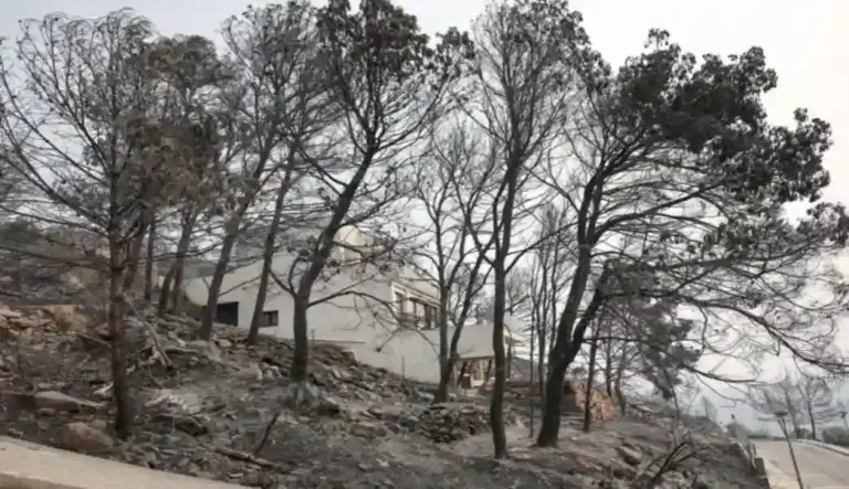 FOTOGRAFÍA. LA VILAVELLA (CASTELLÓN) COMUNIDAD VALENCIANA (ESPAÑA), 26 DE JULIO DE 2026. España afronta nuevos incendios, fuegos de Sexta Generación o Megaincendios. Vista de una casa quemada en la zona residencial Santa Bárbara del municipio español de La Vilavella, Castellón, por un incendio forestal que ha obligado a evacuar a más de 16.000 personas. Efe