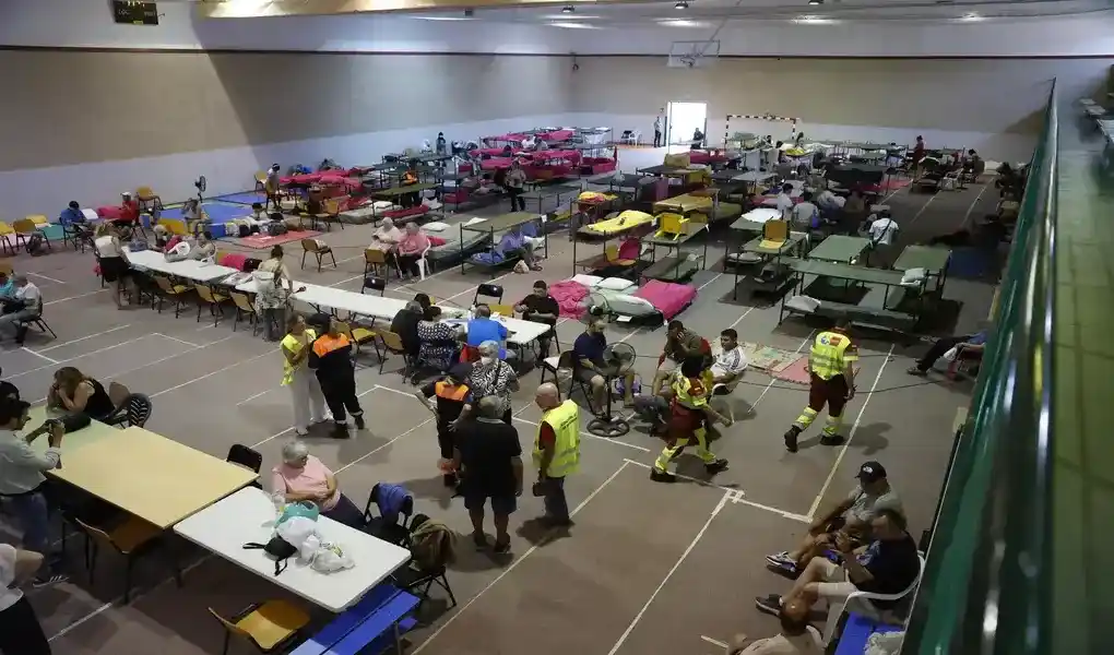 FOTOGRAFÍA. VILLAMANTA (COMUNIDAD DE MADRID) ESPAÑA, 26 DE JULIO DE 2026. España afronta nuevos incendios, fuegos de Sexta Generación o Megaincendios. Residentes de los pueblos afectados por los incendios forestales en la sierra oeste de Madrid, en España, que se han visto obligados a evacuar descansan en el pabellón de Villamanta, Madrid. Efe