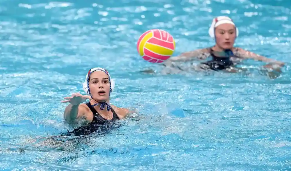 FOTOGRAFÍA. SÍDNEY (AUSTRALIA), 26 DE JULIO DE 2026. España cae ante EEUU en la final de la Copa del Mundo de Waterpolo Femenino 13-9. Rachel Fattal de Estados Unidos de América (EEUU) lanza el balón durante el partido de la final de la Copa del Mundo de Waterpolo Femenino por la medalla de oro entre Estados Unidos de América y España en el Sydney Olympic Park Aquatic Centre, Australia. Efe