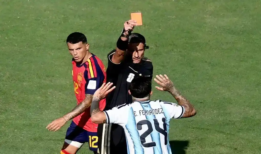 FOTOGRAFÍA. EAST RUTHERFORD (ESTADO DE NUEVA JERSEY) ESTADOS UNIDOS DE AMÉRICA, EEUU, 19 DE JULIO DE 2026. España campeona del mundo ante Argentina de Messi 1-0. El árbitro Slavko Vincic muestra la roja a Enzo fernández en el partido de la final del Mundial de la FIFA 2026 entre España y Argentina en el estadio MetLife en Nueva Jersey (Estados Unidos de América, EEUU). Efe