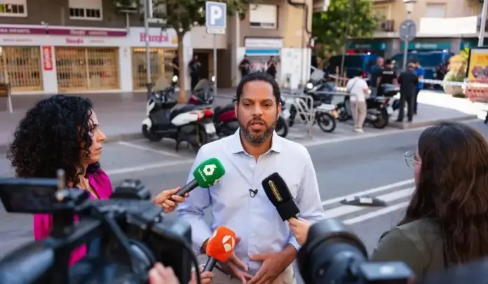 España no está condenada a vivir entre tiroteos, trapicheos de drogas y okupas, Ignacio Garriga Vaz de Conceiçao visita Barbará del Vallés, desalojo de un piso okupado FOTOGRAFÍA. BARBERÁ DEL VALLÉS (BARCELONA) ESPAÑA, 09 DE JULIO DE 2026. España no está condenada a vivir entre tiroteos, trapicheos de drogas y okupas. El secretario general de VOX, Ignacio Garriga Vaz de Conceiçao, ha estado presente en el desalojo de un piso okupado en Barberà del Vallès, municipio de la Comarca del Vallés Occidental, provincia de Barcelona, Comunidad Autónoma de Cataluña, España. Lasvocesdelpueblo (Ñ Pueblo)