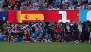 FOTOGRAFÍA. EAST RUTHERFORD (ESTADO DE NUEVA JERSEY) ESTADOS UNIDOS DE AMÉRICA, EEUU, 19 DE JULIO DE 2026. España, objetivo cumplido: bordar en el pecho la segunda estrella de campeones del mundo. Jugadores de España y de Argentina discuten este domingo, al finalizar el partido de la final del Mundial de la FIFA 2026 entre España y Argentina en el estadio MetLife en Nueva Jersey (Estados Unidos). Efe