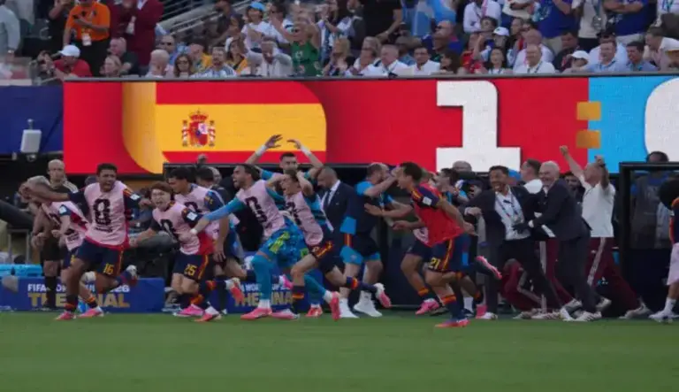 FOTOGRAFÍA. EAST RUTHERFORD (ESTADO DE NUEVA JERSEY) ESTADOS UNIDOS DE AMÉRICA, EEUU, 19 DE JULIO DE 2026. España, objetivo cumplido: bordar en el pecho la segunda estrella de campeones del mundo. Jugadores de España y de Argentina discuten este domingo, al finalizar el partido de la final del Mundial de la FIFA 2026 entre España y Argentina en el estadio MetLife en Nueva Jersey (Estados Unidos). Efe