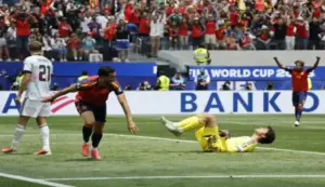 FOTOGRAFÍA. INGLEWOOD (ESTADO DE CALIFORNIA) ESTADOS UNIDOS DE AMÉRICA, EEUU, 10 DE JULIO DE 2026. España se clasifica para las semifinales del Mundial ante Bélgica 2-1. Mikel Merino Zazón (i) de España anota un gol este viernes, en un partido de cuartos de final del Mundial de la FIFA 2026 entre España y Bélgica en el estadio SoFi en Inglewood (Estado de California) Estados Unidos de América, EEUU. Efe