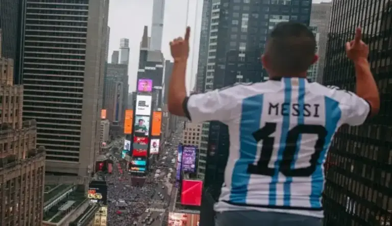 FOTOGRAFÍA. NUEVA YORK (ESTADOS UNIDOS DE AMÉRICA, EEUU), 18 DE JULIO DE 2026. España vs Argentina - Argentinos: El que no salte es español. Un aficionado argentino luce su camiseta de Messi en Times Square, donde miles de seguidores de la Albiceleste se concentran en vísperas de la final del Mundial 2026, que juegan su selección y la de España este domingo. Efe