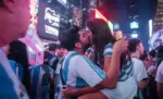 FOTOGRAFÍA. NUEVA YORK (ESTADOS UNIDOS DE AMÉRICA, EEUU), 18 DE JULIO DE 2026. España vs Argentina - Argentinos: El que no salte es español. Una pareja se besa mientras miles de aficionados argentinos se concentran en Times Square en vísperas de la final del Mundial 2026 entre la selección de su país y la de España, que se disputa este domingo. Efe