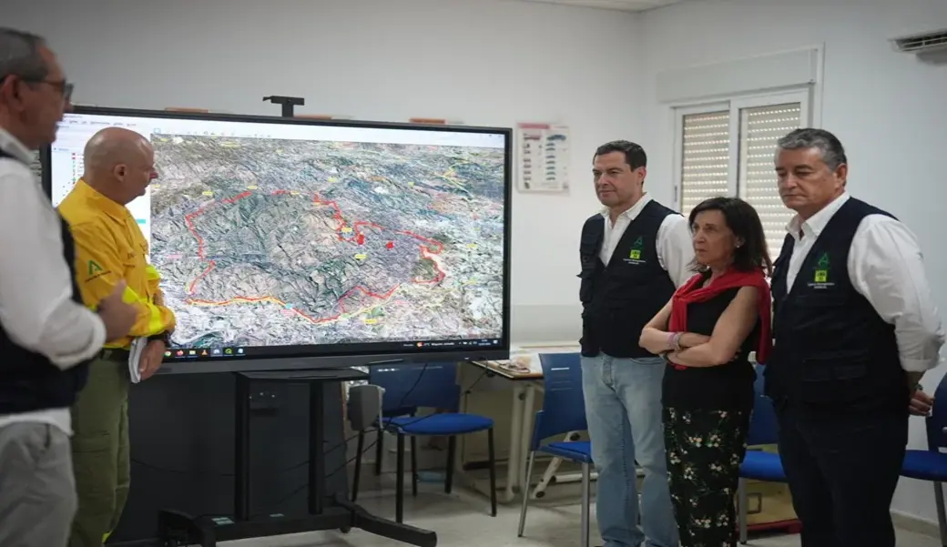FOTOGRAFÍA. TURRE (ALMERÍA) ANDALUCÍA (ESPAÑA), 12 DE JULIO DE 2026. Estabilizado el incendio en Los Gallardos: 1.000 personas aún desalojadas. El presidente del Gobierno en coalición VOX-PP de la Junta de Andalucía, Juan Manuel Moreno Bonilla (3d), la ministra de Defensa, María Margarita Robles Fernández (Margarita Robles), y el consejero de la Junta, Antonio Sanz (d), en el Puesto de Mando Avanzado (PMA) habilitado en la localidad almeriense de Turre, Almería, Comunidad Autónoma de Andalucía, España. Efe
