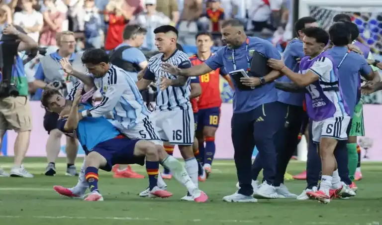 FOTOGRAFÍA. EAST RUTHERFORD (ESTADO DE NUEVA JERSEY) ESTADOS UNIDOS DE AMÉRICA, EEUU, 19 DE JULIO DE 2026. FIFA inicia procedimiento contra jugadores argentinos, Argentina y el español Gavi. Foto de los incidentes tras la final del Mundial entre España-Argentina. La Comisión Disciplinaria de la Federación Internacional de Fútbol Asociación (FIFA) inició un procedimiento contra la Asociación del Fútbol Argentino (AFA), así como contra varios de sus jugadores y el español Pablo Martín Páez Gavira (Gavi), tras los incidentes ocurridos al término de la final del Mundial 2026 disputada en el estadio MetLife de Nueva Jersey (Estados Unidos). Efe