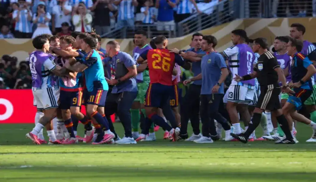FOTOGRAFÍA. EAST RUTHERFORD (ESTADO DE NUEVA JERSEY) ESTADOS UNIDOS DE AMÉRICA, EEUU, 19 DE JULIO DE 2026. FIFA inicia procedimiento contra jugadores argentinos, Argentina y el español Gavi. Foto de los incidentes tras la final del Mundial entre España-Argentina. La Comisión Disciplinaria de la Federación Internacional de Fútbol Asociación (FIFA) inició un procedimiento contra la Asociación del Fútbol Argentino (AFA), así como contra varios de sus jugadores y el español Pablo Martín Páez Gavira (Gavi), tras los incidentes ocurridos al término de la final del Mundial 2026 disputada en el estadio MetLife de Nueva Jersey (Estados Unidos). Efe