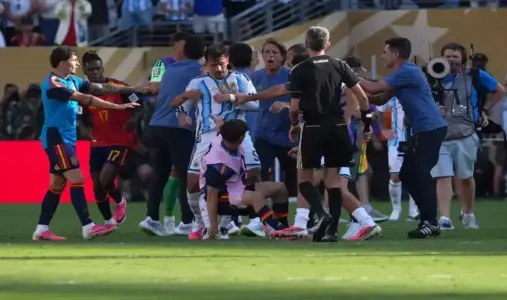 FOTOGRAFÍA. EAST RUTHERFORD (ESTADO DE NUEVA JERSEY) ESTADOS UNIDOS DE AMÉRICA, EEUU, 19 DE JULIO DE 2026. FIFA inicia procedimiento contra jugadores argentinos, Argentina y el español Gavi. Foto de los incidentes tras la final del Mundial entre España-Argentina. La Comisión Disciplinaria de la Federación Internacional de Fútbol Asociación (FIFA) inició un procedimiento contra la Asociación del Fútbol Argentino (AFA), así como contra varios de sus jugadores y el español Pablo Martín Páez Gavira (Gavi), tras los incidentes ocurridos al término de la final del Mundial 2026 disputada en el estadio MetLife de Nueva Jersey (Estados Unidos). Efe