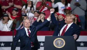 FOTOGRAFÍA. NORTH CHARLESTON (UNITED STATES OF AMERICA, USA), 28 OF FEBRUARY OF 2020. Lindsey Olin Graham murió debido a una arteria que se desgarró. Fallece el senador Lindsey Olin Graham tras repentina enfermedad. (FILE) United States President Donald John Trump (R) greets US Republican Senator Lindsey Olin Graham (L) of South Carolina during a campaign rally for his reelection at the North Charleston Coliseum, in North Charleston, South Carolina, USA, 28 February 2020 (reissued 12 July 2026). Lindsey Graham, Republican senator from South Carolina died on 12 July 2026 at the age of 71, according to a statement issued by his office. Efe