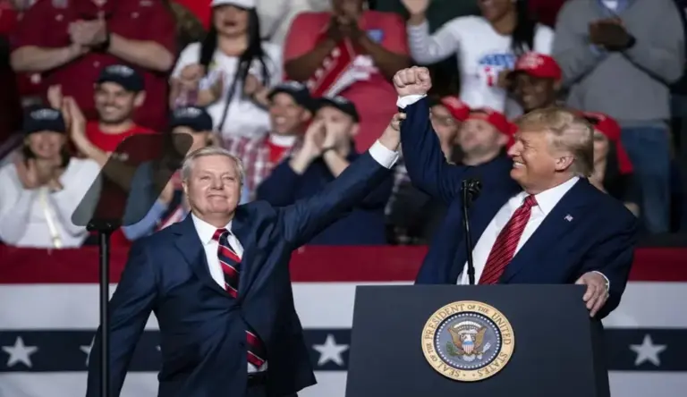 FOTOGRAFÍA. NORTH CHARLESTON (UNITED STATES OF AMERICA, USA), 28 OF FEBRUARY OF 2020. Lindsey Olin Graham murió debido a una arteria que se desgarró. Fallece el senador Lindsey Olin Graham tras repentina enfermedad. (FILE) United States President Donald John Trump (R) greets US Republican Senator Lindsey Olin Graham (L) of South Carolina during a campaign rally for his reelection at the North Charleston Coliseum, in North Charleston, South Carolina, USA, 28 February 2020 (reissued 12 July 2026). Lindsey Graham, Republican senator from South Carolina died on 12 July 2026 at the age of 71, according to a statement issued by his office. Efe