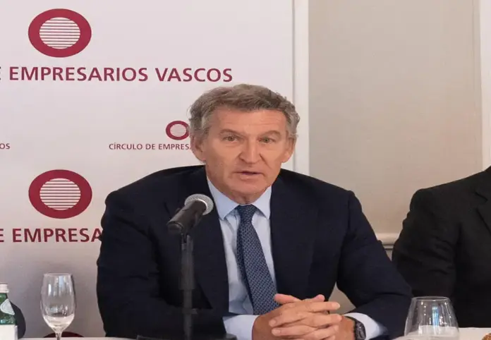 FOTOGRAFÍA. BILBAO (LAS VASCONGADAS) ESPAÑA, 07 DE JULIO DE 2026. Feijóo: El absentismo laboral que padece España no se sostiene. El presidente del Partido Popular (PP), Alberto Núñez Feijóo (3i), durante el encuentro mantenido con el Círculo de Empresarios Vasco, este martes en Bilbao, las Vascongadas, España. Efe