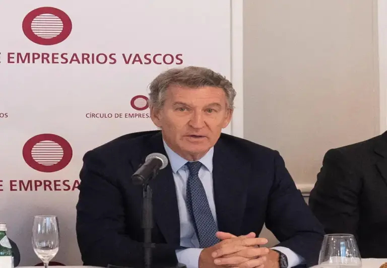 FOTOGRAFÍA. BILBAO (LAS VASCONGADAS) ESPAÑA, 07 DE JULIO DE 2026. Feijóo: El absentismo laboral que padece España no se sostiene. El presidente del Partido Popular (PP), Alberto Núñez Feijóo (3i), durante el encuentro mantenido con el Círculo de Empresarios Vasco, este martes en Bilbao, las Vascongadas, España. Efe