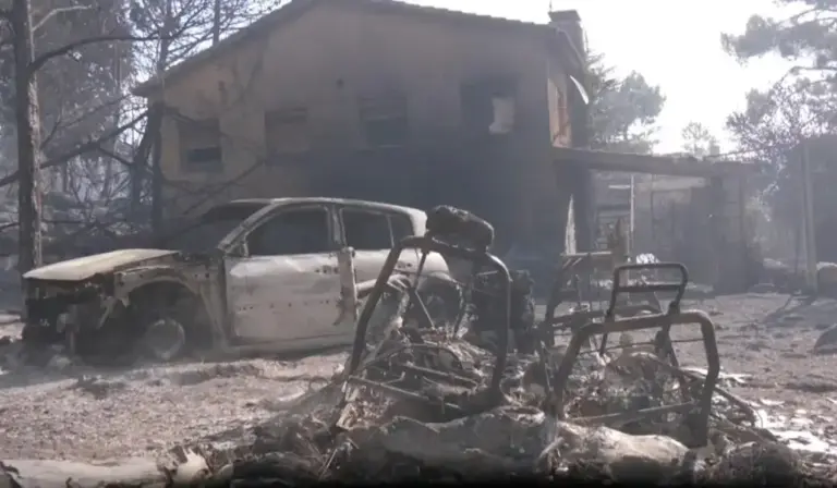FOTOGRAFÍA. NAVALUENGA (ÁVILA) CASTILLA Y LÉON (ESPAÑA), 25 DE JULIO DE 2026. Feijóo sobre los incendios: Todos somos uno. Vista de un coche y una casa quemados por un incendio en Navaluenga (Ávila). Efe