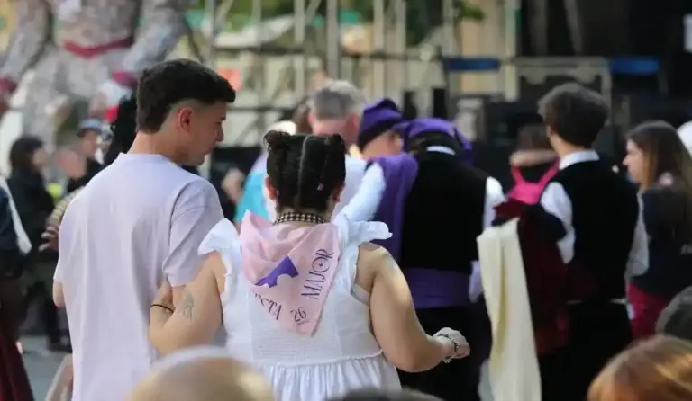 FOTOGRAFÍA. TERRASSA (BARCELONA) CATALUÑA (ESPAÑA), 05 DE JULIO DE 2026. Lunes, temperaturas muy elevadas en la Península y Baleares. VOX comparece en la Festa Major de Terrassa con mensaje contundente. Los concejales de VOX, Alicia Tomás Martínez, Daniel Pinto Bausela y Mireya Navarro Andreu, comparecido esta mañana en la Festa Major 2026 de Terrassa con un mensaje contundente, dirigido a los "cuatro energúmenos, que se escudan bajo la Cultura Popular", y pretenden excluir de la ciudad a "miles y miles" de vecinos votantes de la tercera fuerza política en el Ayuntamiento de la ciudad. "Os Tenemos Bailando", dice la pancarta desplegada por VOX. Entre las autoridades, el portavoz del Grupo Parlamentario de VOX en el Parlamento de Cataluña y presidente provincial en Barcelona, Joan Garriga Doménech. Lasvocesdelpueblo (Ñ Pueblo)
