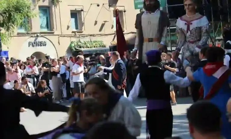 FOTOGRAFÍA. TERRASSA (BARCELONA) CATALUÑA (ESPAÑA), 05 DE JULIO DE 2026. Martes, ola de calor en la Península y Baleares. VOX comparece en la Festa Major de Terrassa con mensaje contundente. Los concejales de VOX, Alicia Tomás Martínez, Daniel Pinto Bausela y Mireya Navarro Andreu, comparecido esta mañana en la Festa Major 2026 de Terrassa con un mensaje contundente, dirigido a los "cuatro energúmenos, que se escudan bajo la Cultura Popular", y pretenden excluir de la ciudad a "miles y miles" de vecinos votantes de la tercera fuerza política en el Ayuntamiento de la ciudad. "Os Tenemos Bailando", dice la pancarta desplegada por VOX. Entre las autoridades, el portavoz del Grupo Parlamentario de VOX en el Parlamento de Cataluña y presidente provincial en Barcelona, Joan Garriga Doménech. Lasvocesdelpueblo (Ñ Pueblo)