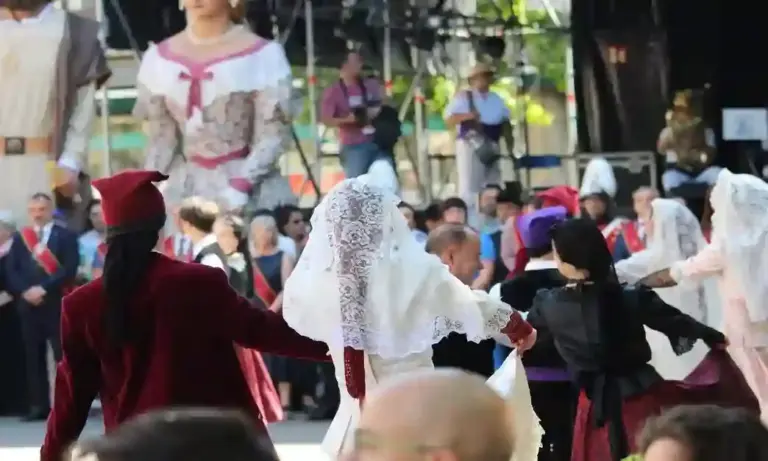 FOTOGRAFÍA. TERRASSA (BARCELONA) CATALUÑA (ESPAÑA), 05 DE JULIO DE 2026. Jueves, aumento notable de temperaturas con chubascos y tormentas. VOX comparece en la Festa Major de Terrassa con mensaje contundente. Los concejales de VOX, Alicia Tomás Martínez, Daniel Pinto Bausela y Mireya Navarro Andreu, comparecido esta mañana en la Festa Major 2026 de Terrassa con un mensaje contundente, dirigido a los "cuatro energúmenos, que se escudan bajo la Cultura Popular", y pretenden excluir de la ciudad a "miles y miles" de vecinos votantes de la tercera fuerza política en el Ayuntamiento de la ciudad. "Os Tenemos Bailando", dice la pancarta desplegada por VOX. Entre las autoridades, el portavoz del Grupo Parlamentario de VOX en el Parlamento de Cataluña y presidente provincial en Barcelona, Joan Garriga Doménech. Lasvocesdelpueblo (Ñ Pueblo)