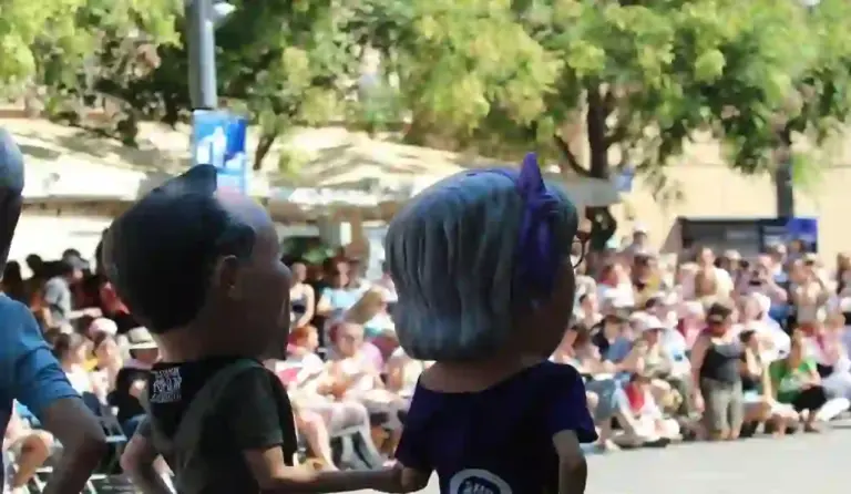 FOTOGRAFÍA. TERRASSA (BARCELONA) CATALUÑA (ESPAÑA), 05 DE JULIO DE 2026. Lunes, aumento de temperaturas en la Península y Baleares 36-38 grados. Los concejales de VOX, Alicia Tomás Martínez, Daniel Pinto Bausela y Mireya Navarro Andreu, comparecido esta mañana en la Festa Major 2026 de Terrassa con un mensaje contundente, dirigido a los "cuatro energúmenos, que se escudan bajo la Cultura Popular", y pretenden excluir de la ciudad a "miles y miles" de vecinos votantes de la tercera fuerza política en el Ayuntamiento de la ciudad. "Os Tenemos Bailando", dice la pancarta desplegada por VOX. Entre las autoridades, el portavoz del Grupo Parlamentario de VOX en el Parlamento de Cataluña y presidente provincial en Barcelona, Joan Garriga Doménech. Lasvocesdelpueblo (Ñ Pueblo)