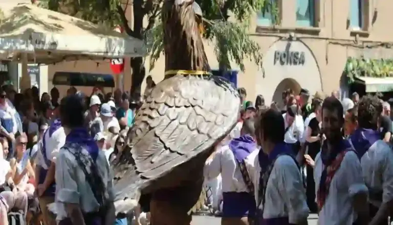 FOTOGRAFÍA. TERRASSA (BARCELONA) CATALUÑA (ESPAÑA), 05 DE JULIO DE 2026. Miércoles, comienza la ola de calor con 40-42 grados en valles fluviales. Los concejales de VOX, Alicia Tomás Martínez, Daniel Pinto Bausela y Mireya Navarro Andreu, comparecido esta mañana en la Festa Major 2026 de Terrassa con un mensaje contundente, dirigido a los "cuatro energúmenos, que se escudan bajo la Cultura Popular", y pretenden excluir de la ciudad a "miles y miles" de vecinos votantes de la tercera fuerza política en el Ayuntamiento de la ciudad. "Os Tenemos Bailando", dice la pancarta desplegada por VOX. Entre las autoridades, el portavoz del Grupo Parlamentario de VOX en el Parlamento de Cataluña y presidente provincial en Barcelona, Joan Garriga Doménech. Lasvocesdelpueblo (Ñ Pueblo)