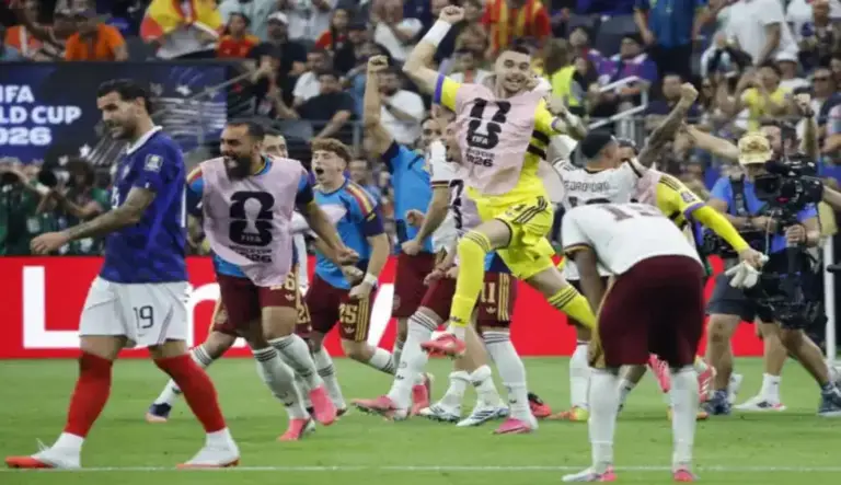 FOTOGRAFÍA. ARLINGTON (ESTADO DE TEXAS) ESTADOS UNIDOS DE AMÉRICA, EEUU, 14 DE JULIO DE 2026. El equipo español tras ganar el partido de semifinales del Mundial de la FIFA 2026 entre Francia y España en el estadio AT&T en Arlington (Estado de Texas) Estados Unidos de América, EEUU. Efe