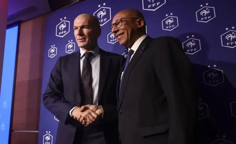 FOTOGRAFÍA. PARÍS (FRANCIA), 29 DE JULIO DE 2026. Francia sobre sueldo de su seleccionador Zidane: No es una cuestión de dinero. El seleccionador de Francia, el exfutbolista Zinedine Yazid Zidane (Zinedine Zidane) (i), y el presidente de la Federación Francesa de Fútbol, Philippe Hamidou Diallo (Philippe Diallo) (d), durante la presentación de este martes del primero como nuevo técnico de "Les Bleus". Efe