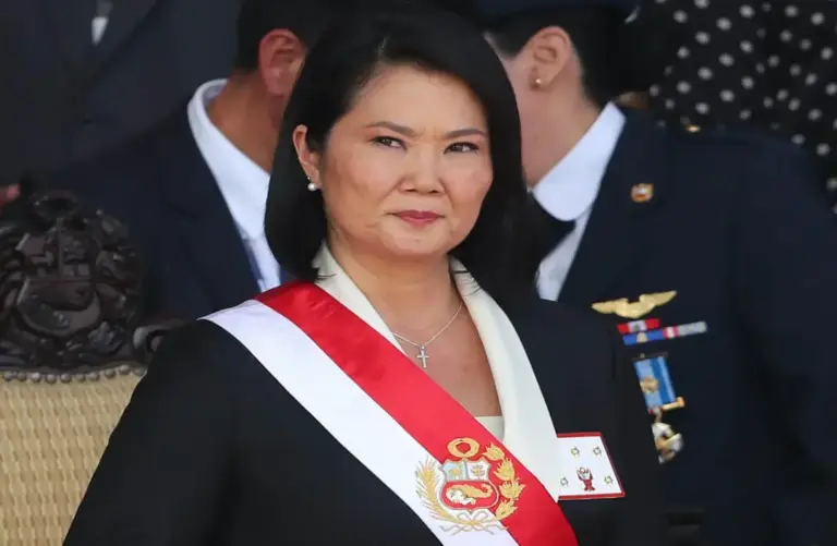 FOTOGRAFÍA. LIMA (PERÚ), 29 DE JULIO DE 2026. Fujimori recibe el bastón de mando de la jefa suprema del Ejército y Policía. La nueva presidente patriota del Perú, Keiko Sofía Fujimori Higuchi (Keiko Fujimori) (c), observa el tradicional desfile cívico militar con motivo de los 205 años de la independencia de Perú este miércoles, en Lima (Perú). Efe