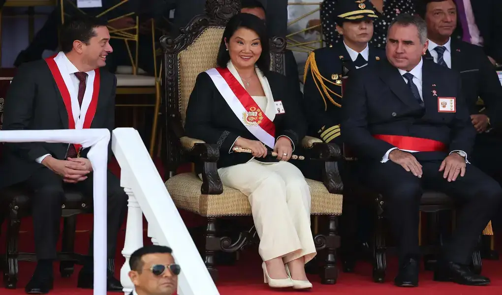 FOTOGRAFÍA. LIMA (PERÚ), 29 DE JULIO DE 2026. Fujimori recibe el bastón de mando de la jefa suprema del Ejército y Policía. La nueva presidente patriota del Perú, Keiko Sofía Fujimori Higuchi (Keiko Fujimori) (c), observa el tradicional desfile cívico militar con motivo de los 205 años de la independencia de Perú este miércoles, en Lima (Perú). Efe