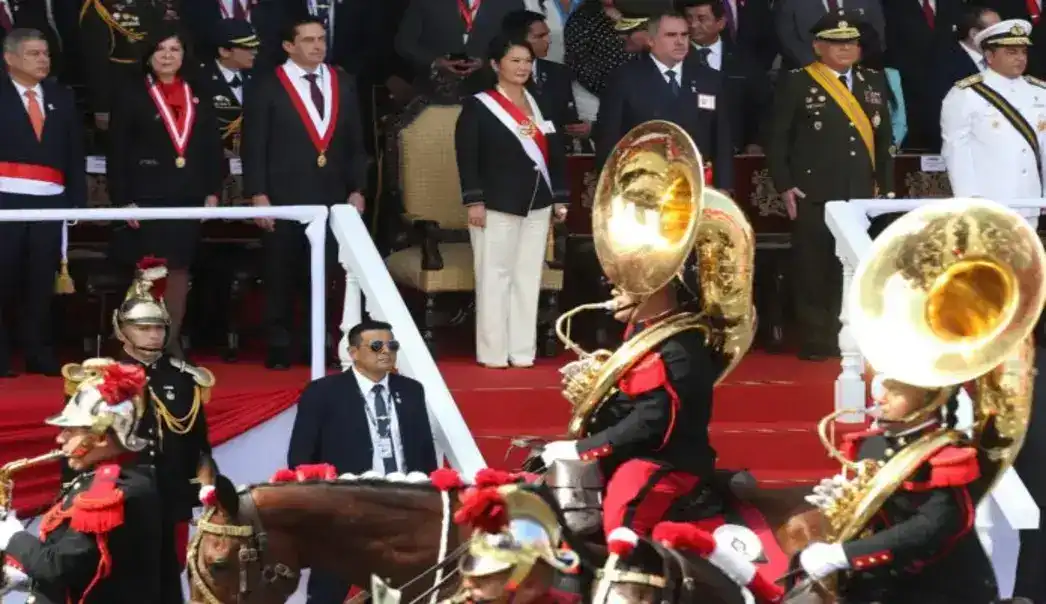 FOTOGRAFÍA. LIMA (PERÚ), 29 DE JULIO DE 2026. Fujimori recibe el bastón de mando de la jefa suprema del Ejército y Policía. La nueva presidente patriota del Perú, Keiko Sofía Fujimori Higuchi (Keiko Fujimori) (c), observa el tradicional desfile cívico militar con motivo de los 205 años de la independencia de Perú este miércoles, en Lima (Perú). Efe