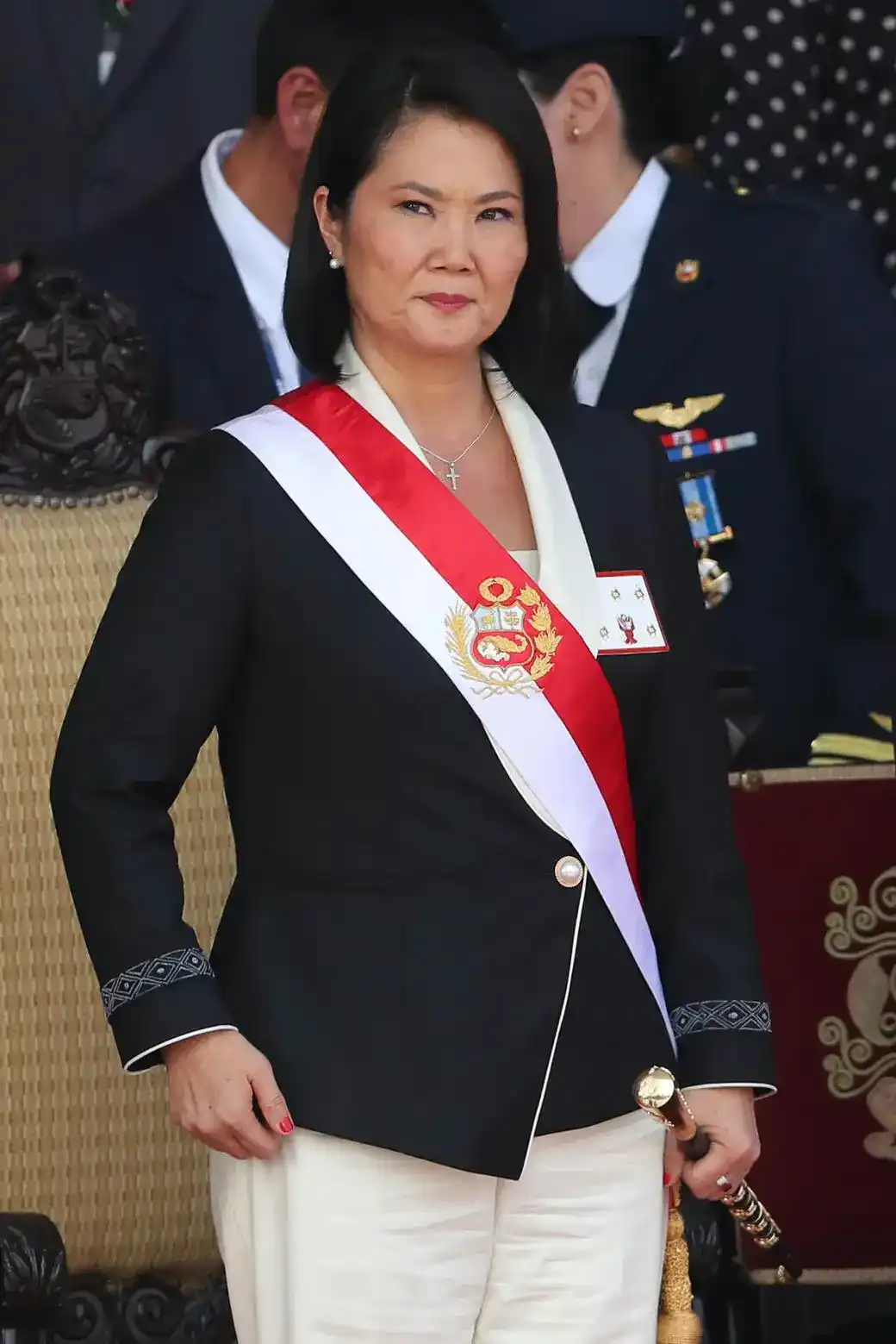 FOTOGRAFÍA. LIMA (PERÚ), 29 DE JULIO DE 2026. Fujimori recibe el bastón de mando de la jefa suprema del Ejército y Policía. La nueva presidente patriota del Perú, Keiko Sofía Fujimori Higuchi (Keiko Fujimori) (c), observa el tradicional desfile cívico militar con motivo de los 205 años de la independencia de Perú este miércoles, en Lima (Perú). Efe