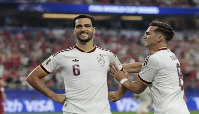 FOTOGRAFÍA. DALLAS (ESTADO DE TEXAS) ESTADOS UNIDOS DE AMÉRICA EEUU, 06 DE JULIO DE 2026. Furor por la camiseta blanca de la selección española: agotada. Mikel Merino Zazón (c) de España celebra un gol este lunes, en un partido de los octavos de final del Mundial de la FIFA 2026 entre Portugal y España en el estadio AT&T en Arlington (Estados Unidos). Efe