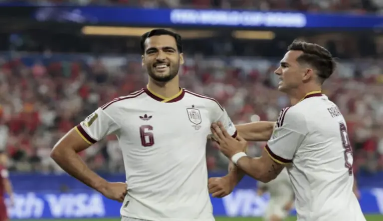 FOTOGRAFÍA. DALLAS (ESTADO DE TEXAS) ESTADOS UNIDOS DE AMÉRICA EEUU, 06 DE JULIO DE 2026. Furor por la camiseta blanca de la selección española: agotada. Mikel Merino Zazón (c) de España celebra un gol este lunes, en un partido de los octavos de final del Mundial de la FIFA 2026 entre Portugal y España en el estadio AT&T en Arlington (Estados Unidos). Efe
