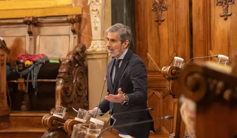 FOTOGRAFÍA. BARCELONA (ESPAÑA), 24 DE JULIO DE 2026. VOX exige acabar con el señalamiento de la Policía y Guardia Civil en Barcelona. El presidente del grupo municipal de VOX en el Ayuntamiento de Barcelona, Gonzalo de Oro-Pulido Plaza, este jueves durante el Pleno municipal. Lasvocesdelpueblo (Ñ Pueblo)
