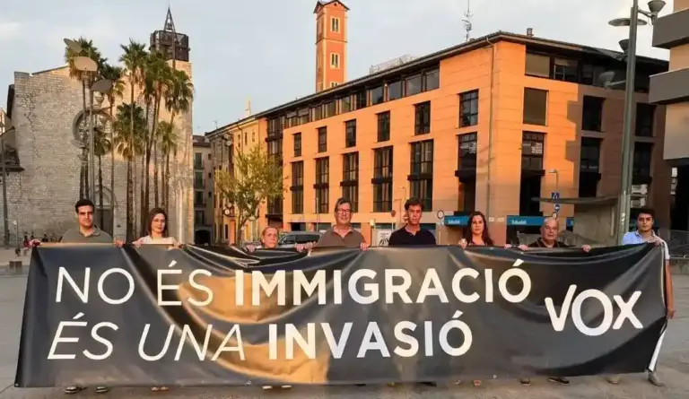 FOTOGRAFÍA. GERONA (CATALUÑA) ESPAÑA, 31 DE JULIO DE 2026. VOX denuncia en Gerona la invasión migratoria y exige recuperar el control de las fronteras españolas. "No es inmigración, es una invasión. Unas fronteras seguras son garantía de barrios seguros". Así ha advertido el diputado por Gerona al Parlamento de Cataluña y presidente del Comité Ejecutivo Provincial (CEP) de VOX en la provincia de Gerona, Alberto Tarradas peneque. Lasvocesdelpueblo (Ñ Pueblo)