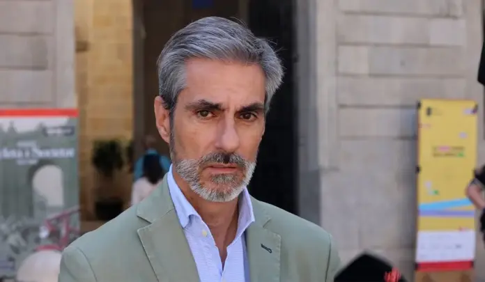 FOTOGRAFÍA. BARCELONA (ESPAÑA), 03 DE JULIO DE 2026. VOX exige que dejen de negar la realidad tras el asesinato del pandillero de 15 años a disparos. El presidente del Grupo Municipal de VOX en el Ayuntamiento de Barcelona, Gonzalo de Oro-Pulido Plaza. Lasvocesdelpueblo (Ñ Pueblo)