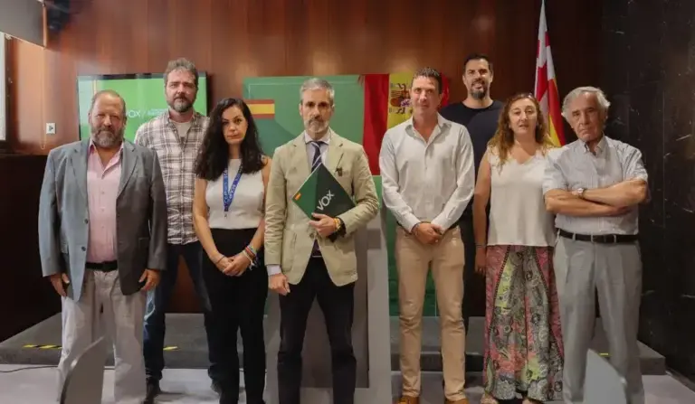FOTOGRAFÍA. BARCELONA (CATALUÑA) ESPAÑA, 21 DE JULIO DE 2026. La batalla de VOX contra el top manta en Barcelona. El presidente del grupo municipal de VOX en el Ayuntamiento de Barcelona, Gonzalo de Oro-Pulido Plaza (3 i), ha comparecido en rueda de prensa junto a los representantes de sindicatos de la Policía Nacional y asociaciones de la Guardia Civil; y el concejal Liberto Mariano Senderos Oliva (i). Lasvocesdelpueblo (Ñ Pueblo)