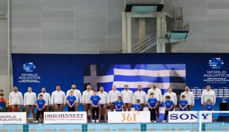 FOTOGRAFÍA. SÍDNEY (AUSTRALIA), 26 DE JULIO DE 2026. Grecia conquista la Copa del Mundo de waterpolo ante Hungría 14-15. Los jugadores de Grecia cantan el himno nacional antes de la Final de la Copa Mundial de Waterpolo Masculino entre Hungría y Grecia en el Sydney Olympic Park Aquatic Centre, Australia. Efe