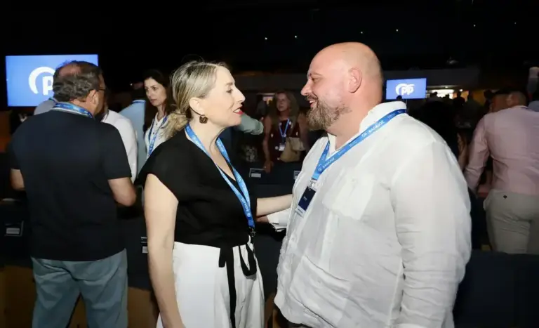 FOTOGRAFÍA. BADAJOZ (EXTREMADURA) ESPAÑA, 18 DE JULIO DE 2026. Guardiola: Solo quedan por imputar a mascotas de Pedro Sánchez Pérez-Castejón. El presidente de Asamblea de Extremadura, Manuel Naharro Gata (d), junto a la presidente de la Junta de Extremadura y del Partido Popular (PP) de Extremadura, María Guardiola Martín, este sábado en la clausura del XV Congreso Provincial del PP de Badajoz. Efe