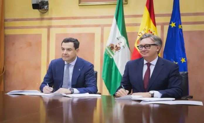 VOX Andalucía FOTOGRAFÍA. SEVILLA (ANDALUCÍA) ESPAÑA, 02 DE JULIO DE 2026. Hay Acuerdo VOX-PP con 150 medidas que van a suponer ahorro para Andalucía. El Presidente del Partido Popular de Andalucía y presidente del Gobierno de la Junta de Andalucía en funciones, Juan Manuel Moreno Bonilla (Juanma Moreno Bonilla) (i); y el portavoz del Grupo Parlamentario Vox en el Parlamento de Andalucía, Manuel Gavira Florentino (d); suscriben el "Acuerdo de Gobierno y Estabilidad para Andalucía" hoy, jueves 2 de julio de 2026, en el Parlamento de Andalucía. Lasvocesdelpueblo (Ñ Pueblo)