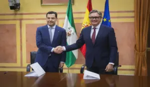 FOTOGRAFÍA. SEVILLA (ANDALUCÍA) ESPAÑA, 02 DE JULIO DE 2026. Hay Acuerdo VOX-PP con 150 medidas que van a suponer ahorro para Andalucía. El Presidente del Partido Popular de Andalucía y presidente del Gobierno de la Junta de Andalucía en funciones, Juan Manuel Moreno Bonilla (Juanma Moreno Bonilla) (i); y el portavoz del Grupo Parlamentario Vox en el Parlamento de Andalucía, Manuel Gavira Florentino (d); suscriben el "Acuerdo de Gobierno y Estabilidad para Andalucía" hoy, jueves 2 de julio de 2026, en el Parlamento de Andalucía. Lasvocesdelpueblo (Ñ Pueblo)