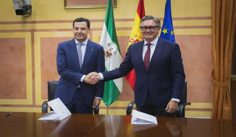 FOTOGRAFÍA. SEVILLA (ANDALUCÍA) ESPAÑA, 02 DE JULIO DE 2026. Hay Acuerdo VOX-PP con 150 medidas que van a suponer ahorro para Andalucía. El Presidente del Partido Popular de Andalucía y presidente del Gobierno de la Junta de Andalucía en funciones, Juan Manuel Moreno Bonilla (Juanma Moreno Bonilla) (i); y el portavoz del Grupo Parlamentario Vox en el Parlamento de Andalucía, Manuel Gavira Florentino (d); suscriben el "Acuerdo de Gobierno y Estabilidad para Andalucía" hoy, jueves 2 de julio de 2026, en el Parlamento de Andalucía. Lasvocesdelpueblo (Ñ Pueblo)