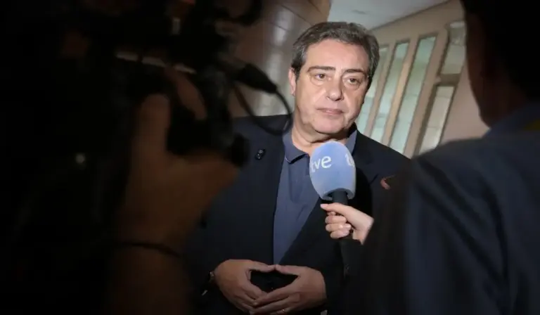 FOTOGRAFÍA. VALENCIA (COMUNIDAD VALENCIANA) ESPAÑA, 14 DE JULIO DE 2026. Prioridad nacional, principio inspirador de políticas de la Generalitat Valenciana. El portavoz del Grupo Parlamentario VOX en las Cortes Valencianas, José María Llanos Pitarch, durante una rueda de prensa. Lasvocesdelpueblo (Ñ Pueblo)