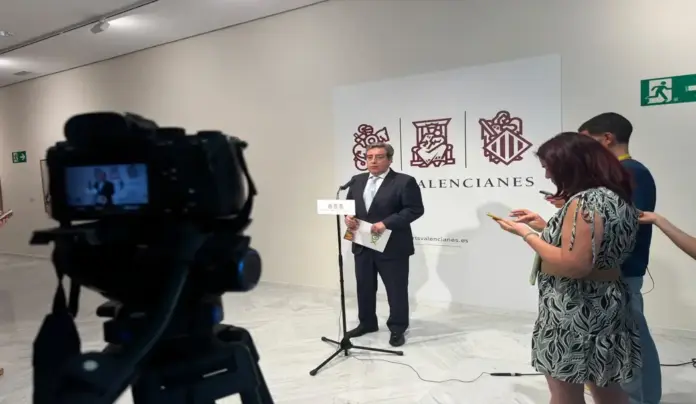 FOTOGRAFÍA. VALENCIA (COMUNIDAD VALENCIANA) ESPAÑA, 16 DE JULIO DE 2026. El portavoz del Grupo Parlamentario de VOX en las Cortes Valencianas, José María Llanos Pitarch, ha valorado positivamente que el 99 % de las enmiendas presentadas por VOX a los Presupuestos ha sido aceptado. Lasvocesdelpueblo (Ñ Pueblo)